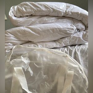 Down duvet insert Full/Queen size Tuft & Needle Duvet Insert Excellent Condition